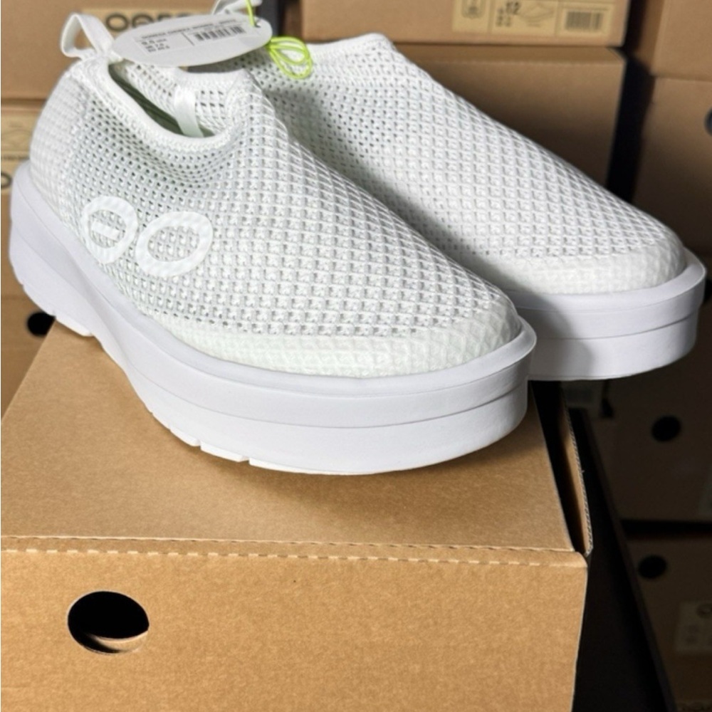OOFOS OOmega Women's White Chukka Slip-On Sneakers Size 9.5 NWT